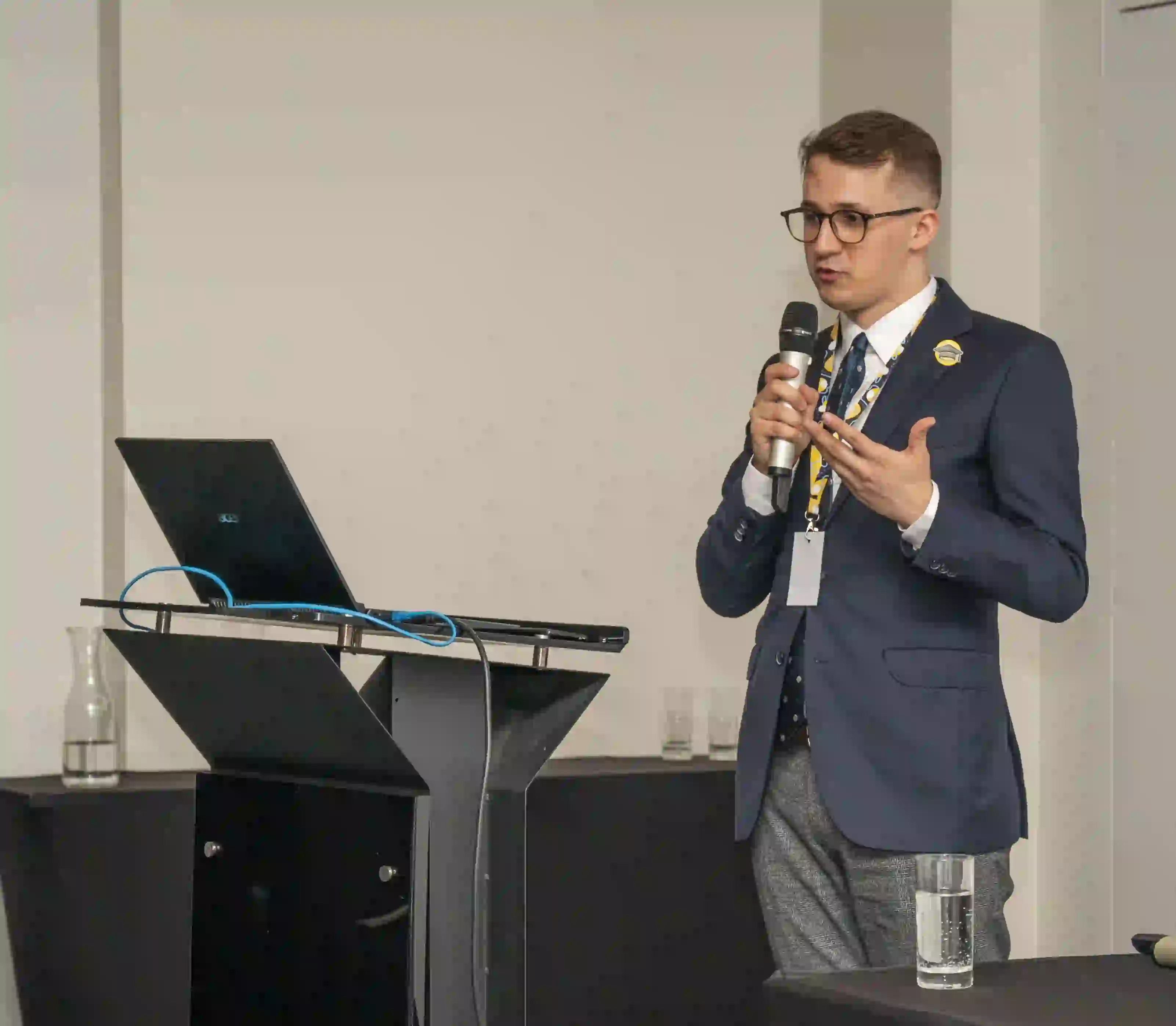 Łukasz Korzeniowski podczas konferencji w Krakowie, 2022